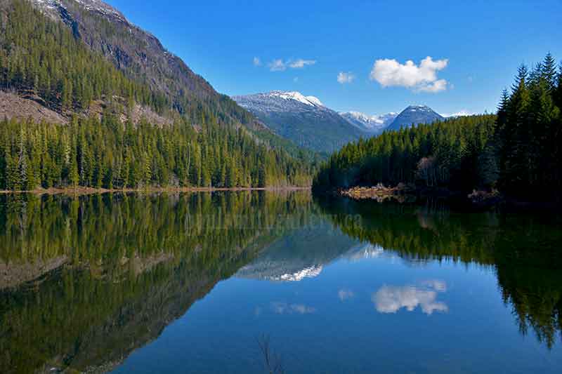 photo of Antler Lake from the picnic area