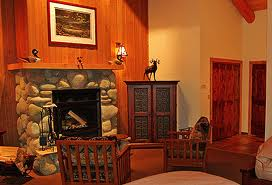 photo of the main room at the Lodge in Gold River