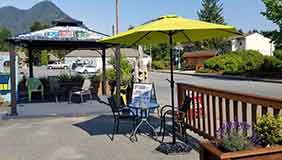 Photo of the outdoor eating area for Uptown Cappuccino